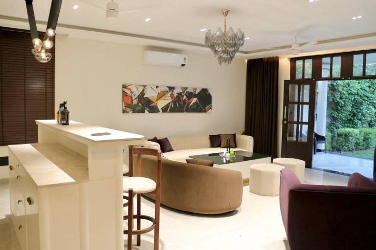 Villa with yard, pool & barbeque | Pet-friendly — photo 4