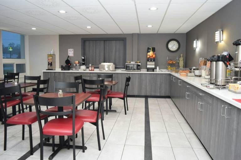 Red Roof Inn Batavia — photo 2
