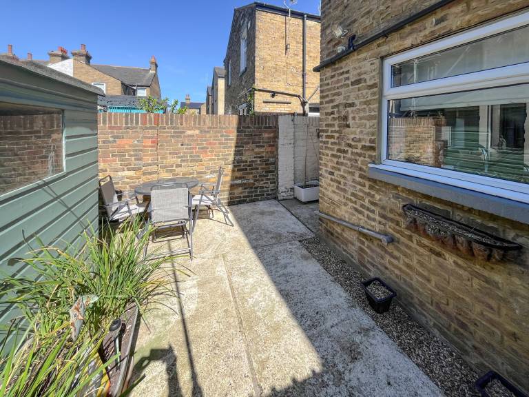 Cottage with garden | River view — photo 4