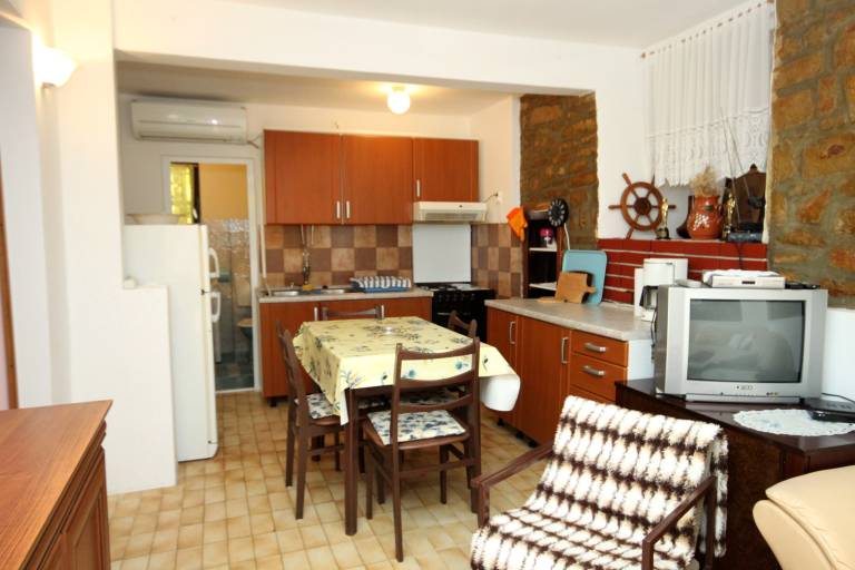Holiday apartment with patio & barbeque — photo 5