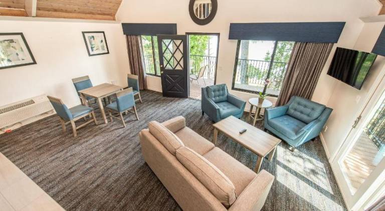Oyster Bay Inn & Suites — photo 3