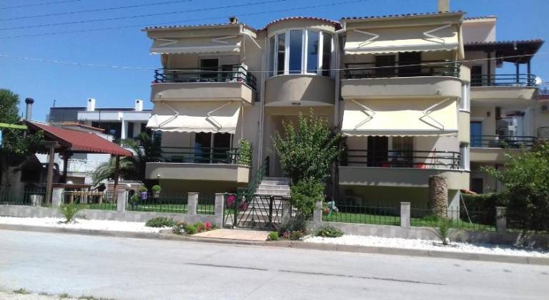 Apartment with terrace, yard & grill in Kavala
