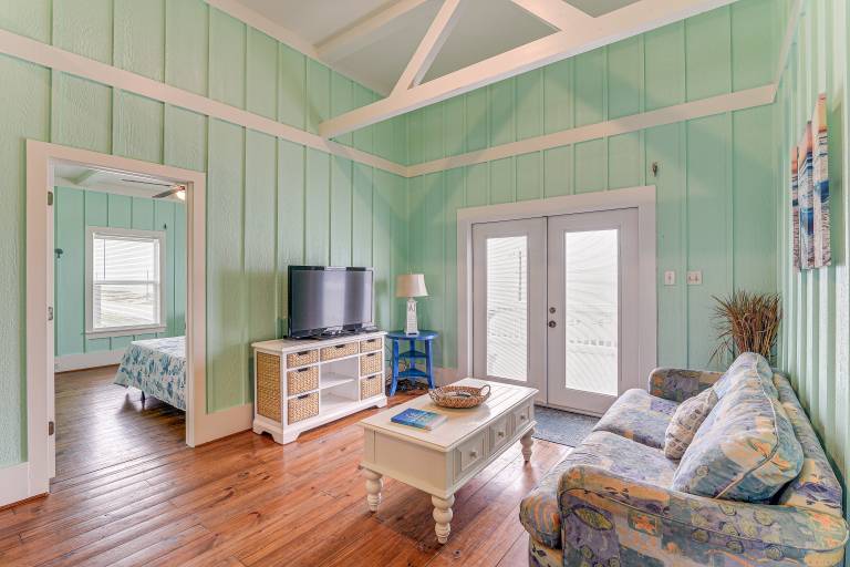 Walk to Beach: Home w/ Hot Tub & Deck in Gilchrist — photo 4