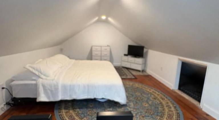 Large King Suite Completely Private Space Stay close enough to Newport without the Noise in Melville, MA