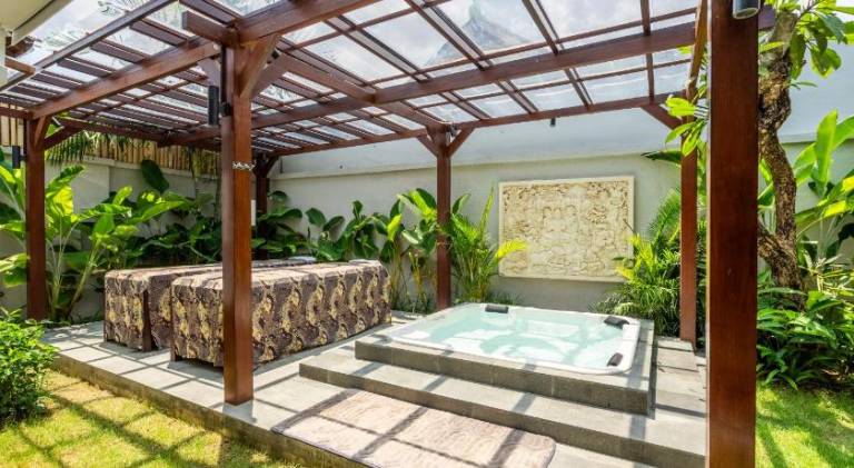 Villa with hot tub & pool — photo 5