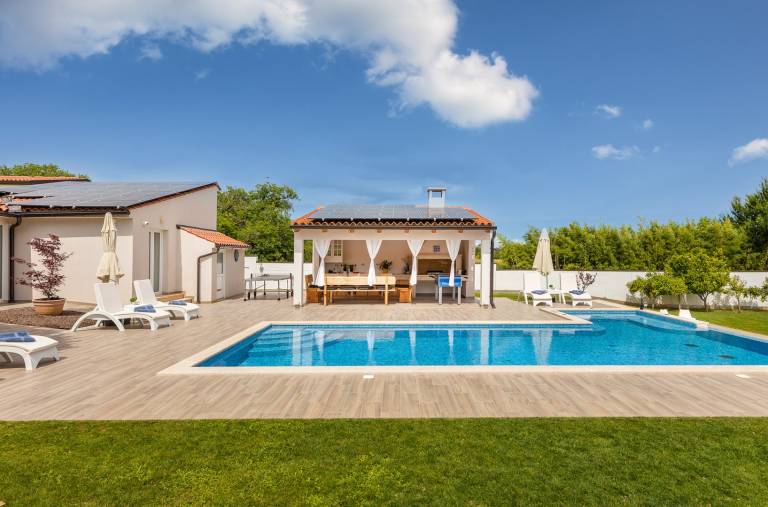 Family-oriented nice villa with yard, private pool & BBQ | Pet-friendly — photo 3