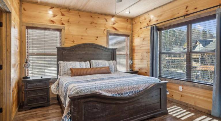 A Lodge at The Glades 12 BR Cabin Private Indoor Pool Hot Tubs Game Rooms and Theater Room — photo 2