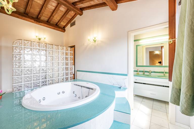 Family-oriented wonderful luxury rental with jacuzzi, BBQ & yard | Pets are welcome — photo 3