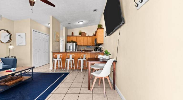 Fully equipped beautiful house with patio & yard | Beach nearby | Pets allowed — photo 2