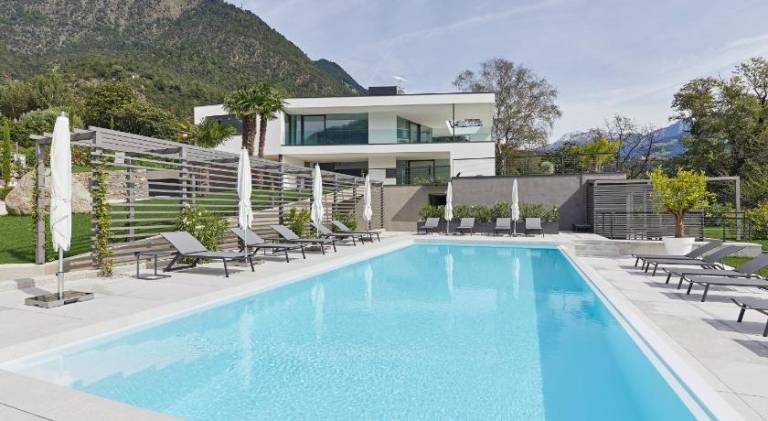 Wonderful serviced apartment with pool, garden & terrace | Dogs allowed in Marlengo