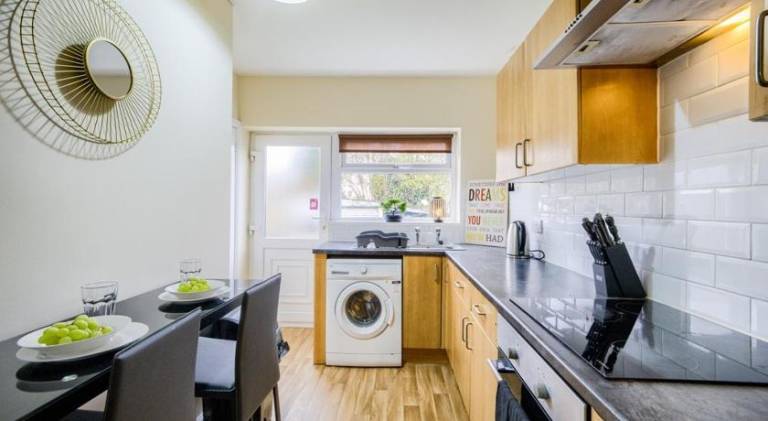 5BR House for Business & Leisure, Sleeps 10 - Wi-fi - Free Parking - THL — photo 2