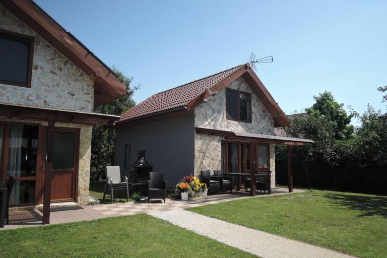 Vacation home with terrace, barbeque & yard — photo 4