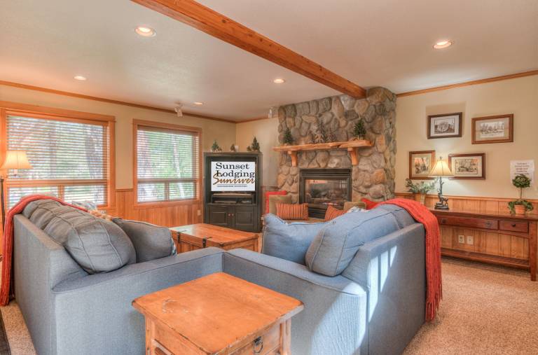 Beautiful Home Near River, Hot Tub, SHARC Passes — photo 5