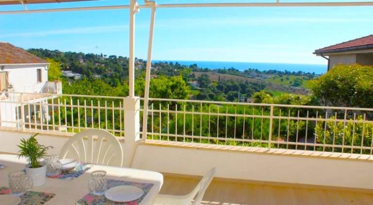Vacation home with terrace in Camerano