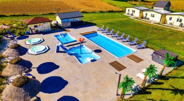 Vacation home with pool, BBQ & patio | Pets allowed — photo 3