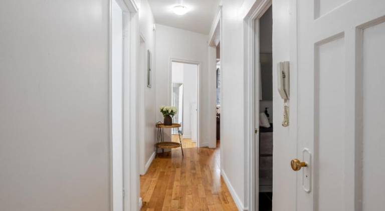 Chic 4BR Haven Sunlit in Downtown MTL — photo 4