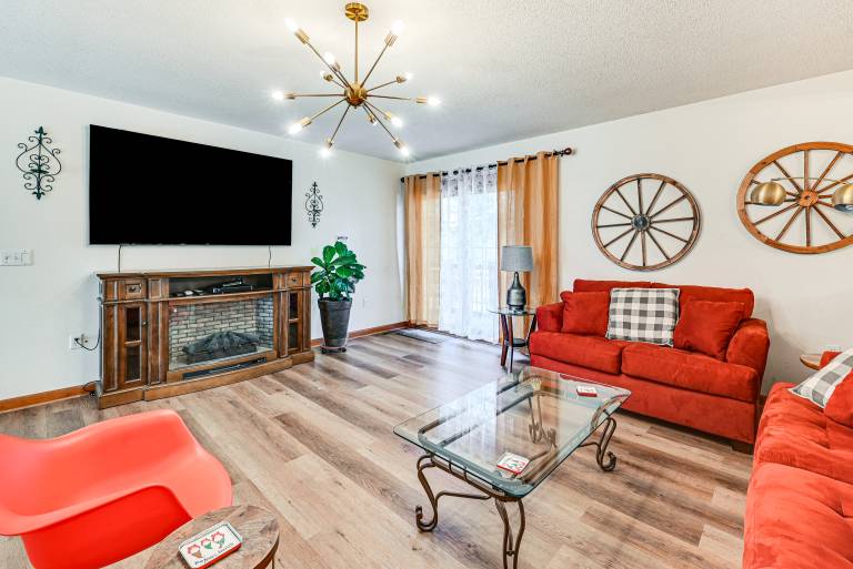 Spacious Retreat w/ Deck: 14 Mi to Nolin Lake! in Kent, KY
