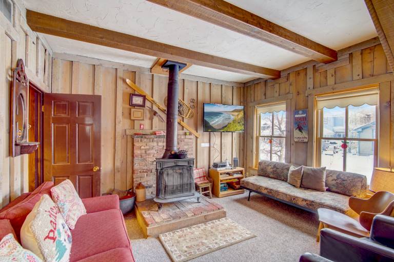 Walking Distance from Downtown - Comfortable, Cozy & Pet Friendly Home! — photo 2