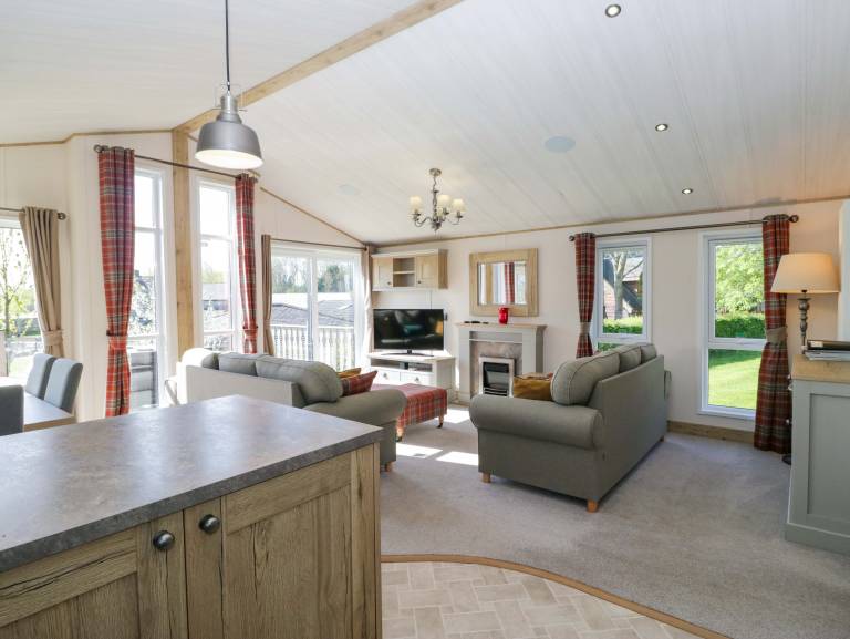 Cottage with yard — photo 3