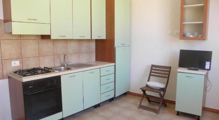 Holiday apartment with barbecue & yard — photo 5