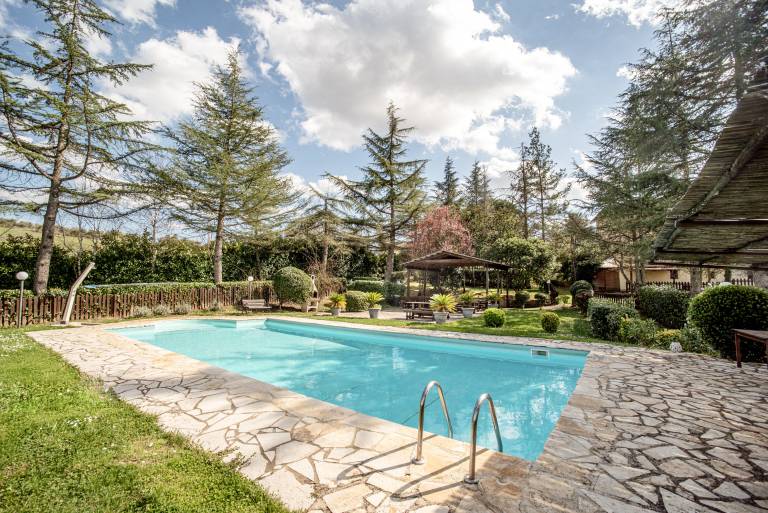 Vacation home with fast internet, grill & pool | Garden view in Umbertide