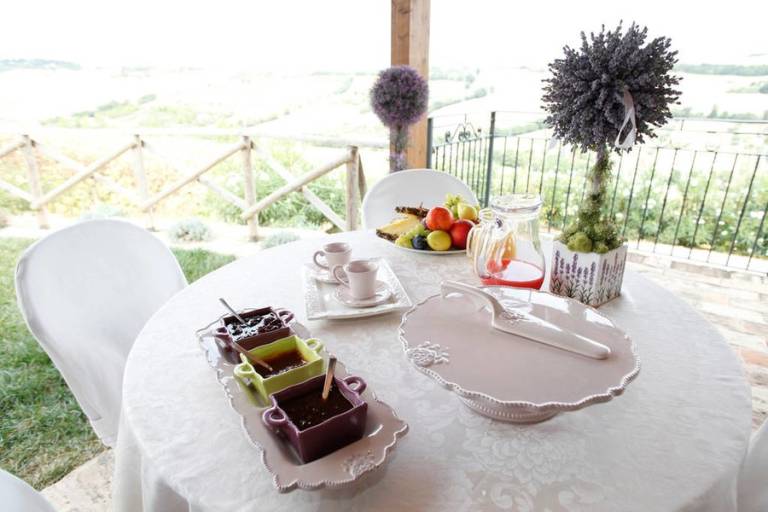 Agriturismo La Corte: Mini-Appartamento Fresca Rugiada con camera matrimoniale e divano letto in cucina — photo 3