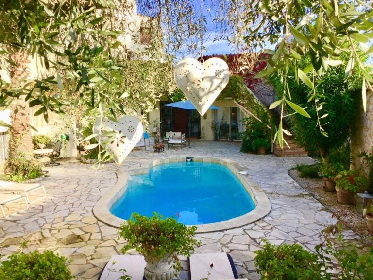 Vacation home with yard, grill & pool — photo 3