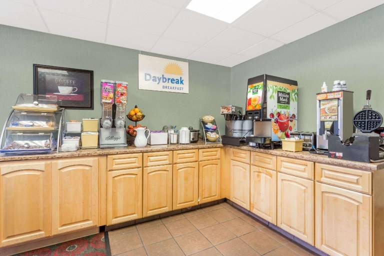 Days Inn by Wyndham Cedar Falls- University Plaza — photo 5