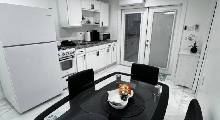 Rental apartment with pool in West Palm Beach, FL