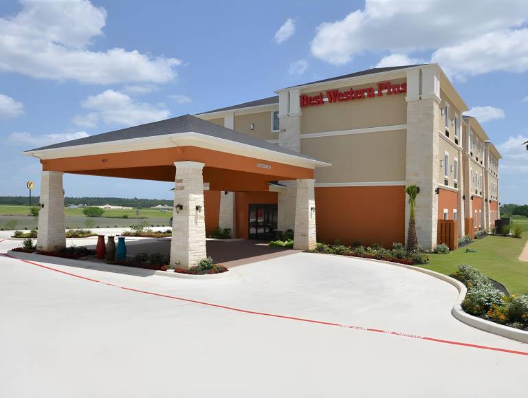 Best Western Plus Longhorn Inn & Suites in Luling, TX
