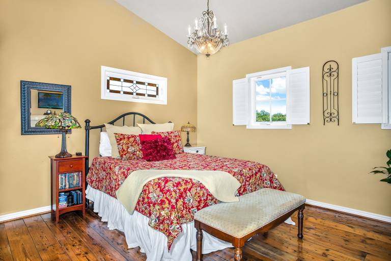 Distant Views Incredible Views Gas Fireplace Queen Bed — photo 5