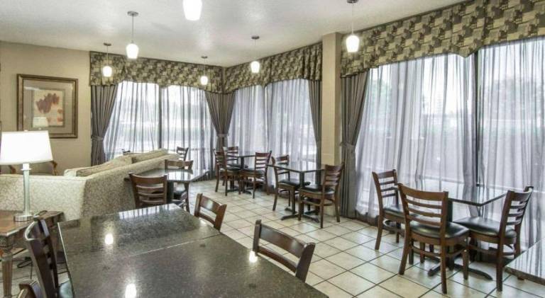 Quality Inn Merchants Drive — photo 3