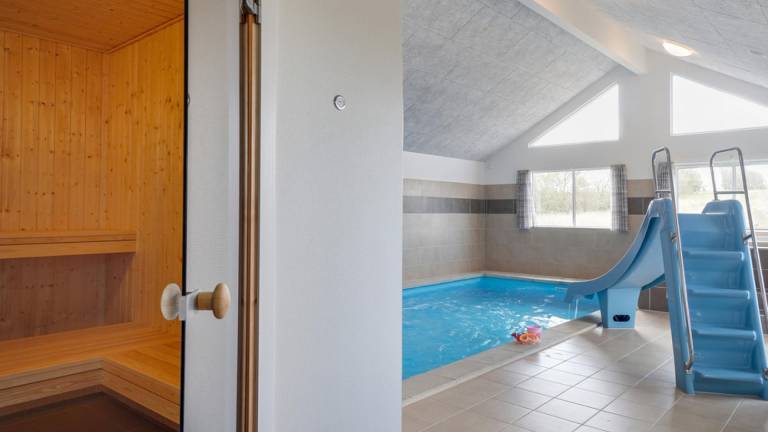 Vacation home with yard, sauna & private pool — photo 4