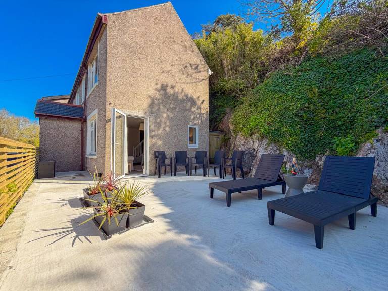 Vacation home with fast internet & yard — photo 3