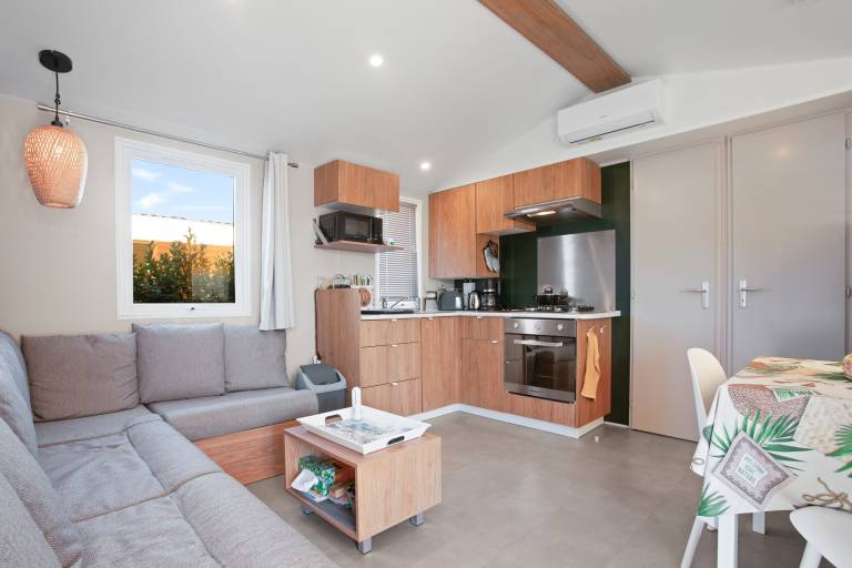 New Comfortable Mobile Home with Private Terrace, Garden, and Air Conditioning — photo 4