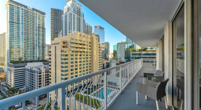 Perfectly Located Miami 3BR with Stunning Views — photo 5