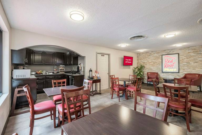 Red Roof PLUS & Suites Opelika — photo 2