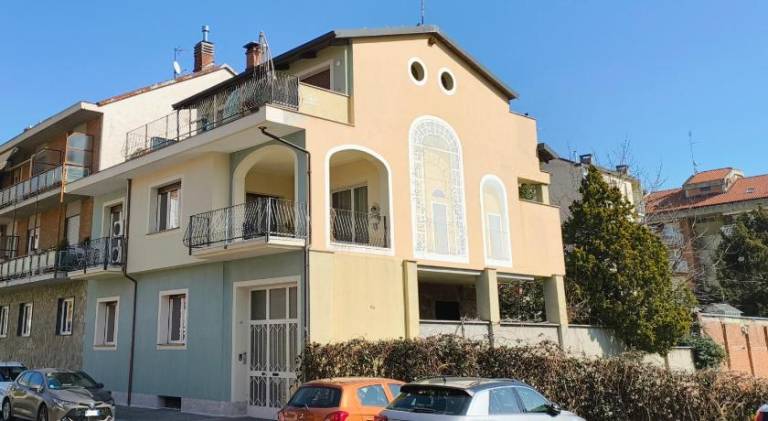 Rental apartment with yard & patio in Turin