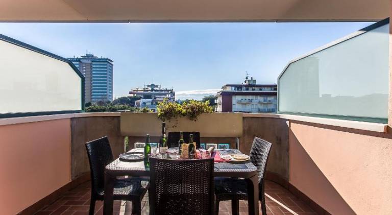 Serviced apartment with patio & yard | Close to the beach | Pet-friendly — photo 5