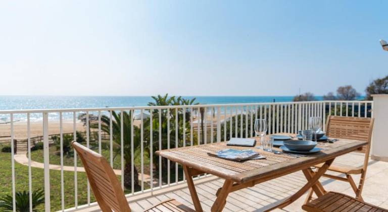 Beautiful rental apartment with barbeque & yard | Next to the beach | Pets allowed — photo 3