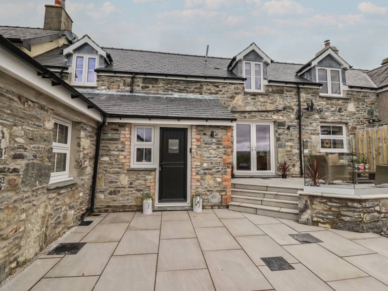 Child-friendly cottage with hot tub, terrace & yard | Dogs allowed — photo 2