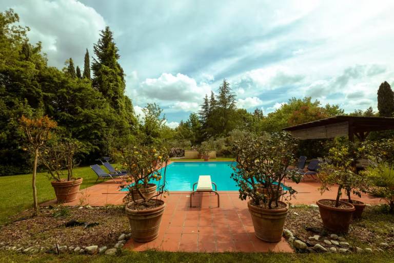 Villa with hot tub, pool & yard in Montecarlo