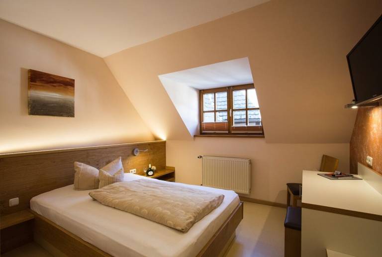 Modernes Doppelzimmer mit WLAN