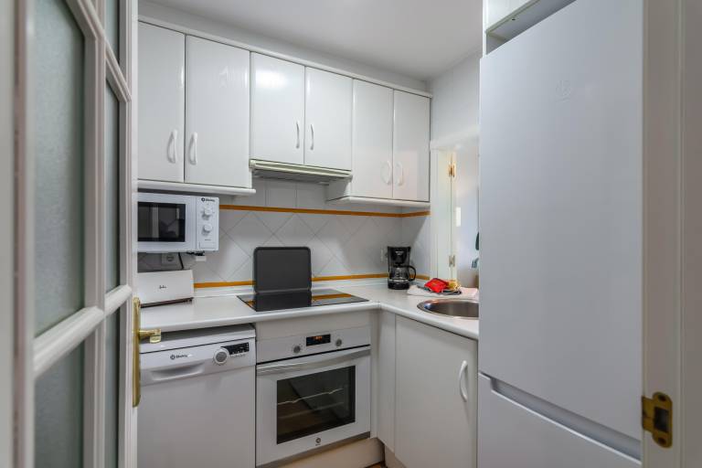 Fully equipped beautiful holiday apartment with patio & pool | Close to the beach | Pet-friendly — photo 3