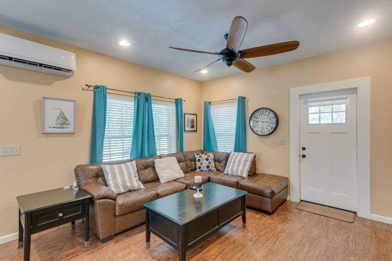 Charming Darien Hideaway w/ Porch, Near Downtown! — photo 4