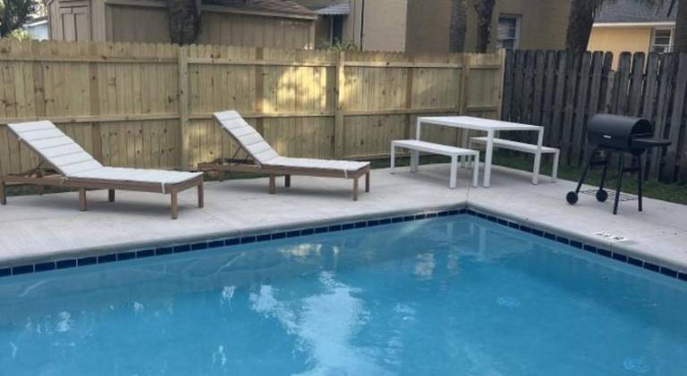 Vacation home with pool — photo 2