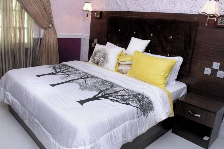 QUEENS GATE HOTEL