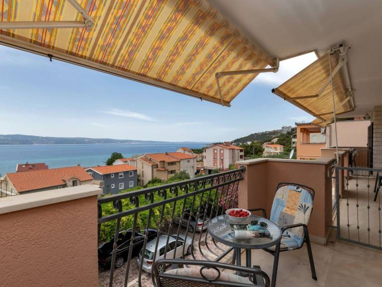 Dedicated room with barbecue, garden & terrace — photo 4
