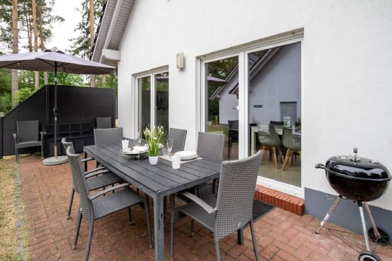 Vacation home with yard, patio & barbeque — photo 4