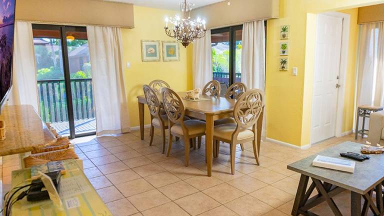 3BR Retreat with Wrap-Around Lanai and Private Beach - Pet Friendly - Signal Inn 15 — photo 4